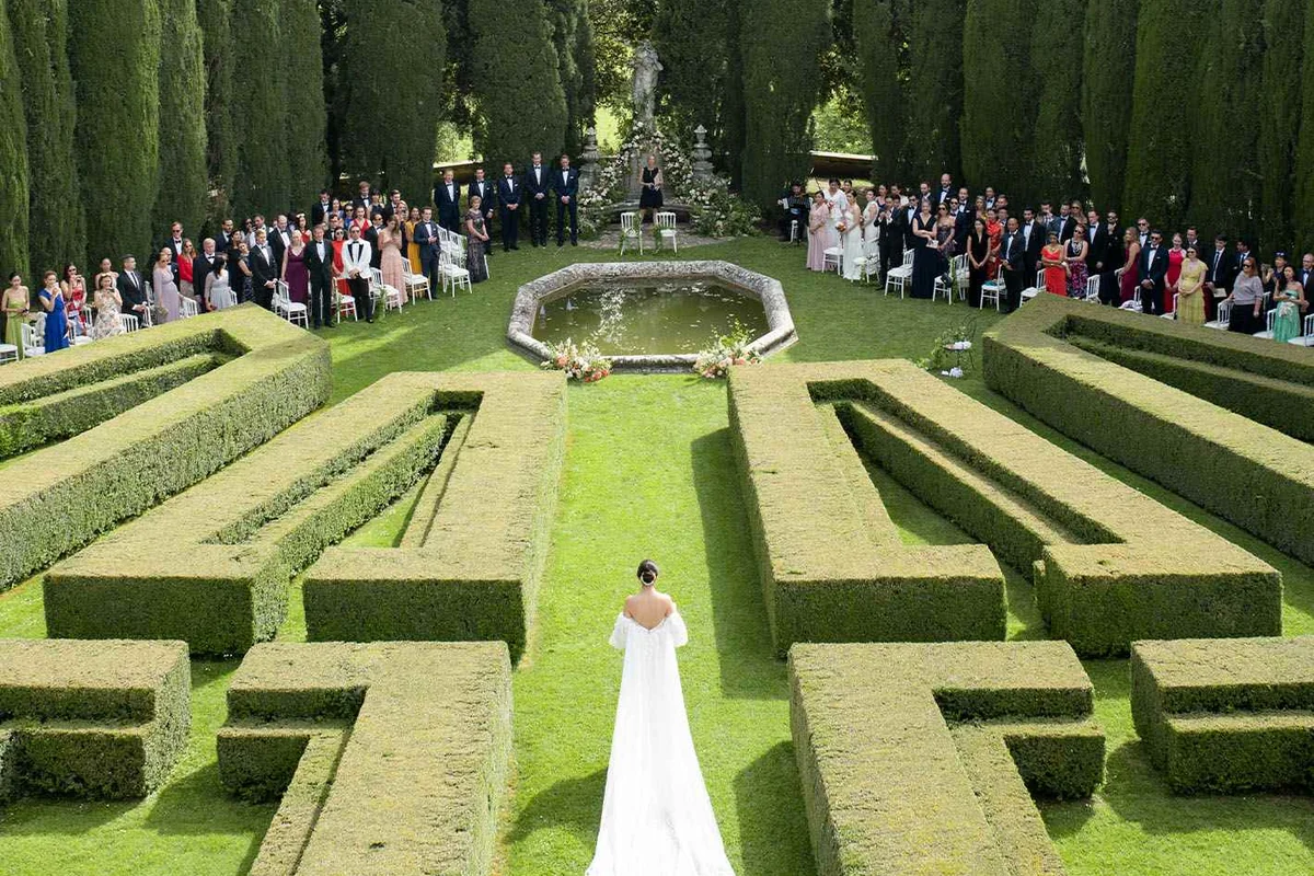 Bride walking to a garden wedding ceremony at La Foce, Val d’Orcia